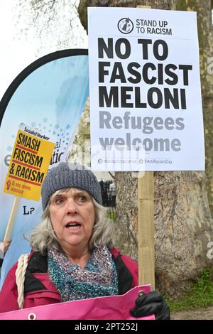 Downing Street, London, Großbritannien. 27. April 2023. Protest: Sagen Sie Nein zu dem Faschisten Meloni, einem Rechtsextremen, der eine blaue Jacke trägt und eine Videoaufnahme bei der Anti-Rassismus-Szene hält. Stellen Sie sich dem Rassismus entgegen, bekämpfen Sie ihn und stoßen Sie ihn in London, Großbritannien, ab, indem Sie ihn „anschreien wie ein nazi-Betrug“. Kredit: Siehe Li/Picture Capital/Alamy Live News Stockfoto