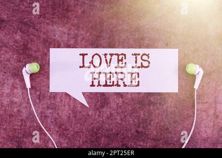Textzeichen, das zeigt, dass die Liebe hier ist, ein Wort, das auf Romantisch gefühlt reizende Emotionen positive Expression Care Joy geschrieben ist Stockfoto