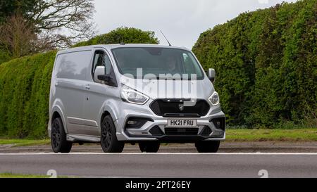 Bicester, Oxon, Großbritannien - April 23. 2023. 2021 Silver FORD TRANSIT CUSTOM 300LIMITD EBLUE auf einer englischen Landstraße Stockfoto