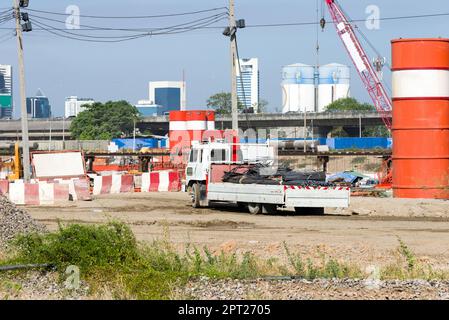 Ein kleiner Lkw transportiert den Bewehrungsstahl zur Baustelle in der Stadt, Vorderansicht mit Kopierraum. Stockfoto