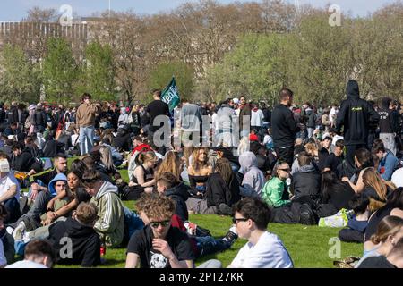 London, Großbritannien. 20. April 2023. Teilnehmer nehmen an der Veranstaltung Teil. Die 420. Veranstaltung am 20. April ist eine internationale Veranstaltung zur Feier der Cannabiskultur im Hyde Park und fordert ihre Legalisierung. Mehrere tausend Menschen nahmen an der Veranstaltung Teil, die meisten von ihnen rauchten Cannabis. (Foto: Ian Davidson/SOPA Images/Sipa USA) Guthaben: SIPA USA/Alamy Live News Stockfoto