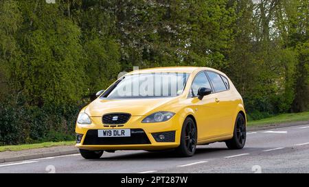 Bicester, Oxon, Großbritannien - April 23. 2023. 2009 gelber SITZPLATZ, LEON-Auto, das auf einer englischen Landstraße fährt Stockfoto