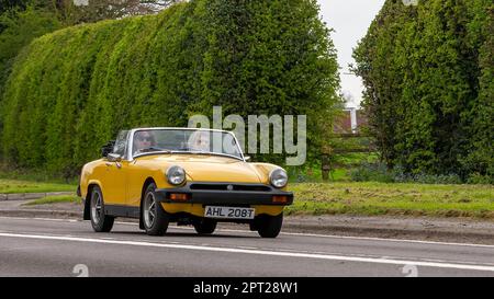 Bicester, Oxon, Großbritannien - April 23. 2023. 1979 gelber MG MIDGET-Wagen, der auf einer englischen Landstraße fährt Stockfoto