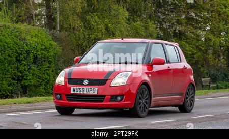 Bicester, Oxon, Großbritannien - April 23. 2023. 2009 rote SUZUKI SWIFT, die auf einer englischen Landstraße unterwegs ist Stockfoto