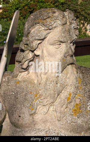 GLOUCESTERSHIRE, Großbritannien 04. JULI 2008: Nahaufnahme der Statue des alten Vaters Themse neben der Themse am St. John's Lock bei Lechlade Stockfoto