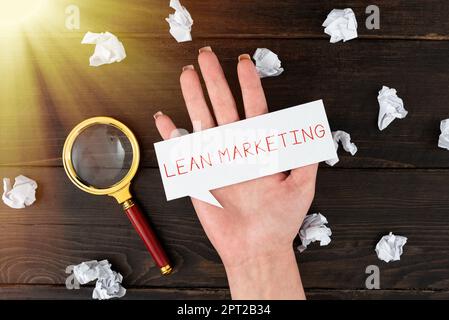 Handgeschriebenes Schild Lean Marketing, Business Concept verantwortlich für das Testen der Einzelhandelsstrategie und Spot, der fachkundig arbeitet Stockfoto