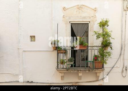 Balkon und Fenster in Ostuni in der Provinz Brindisi, Apulien, Italien Stockfoto