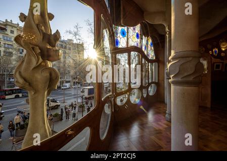 Hintergrundbeleuchtung mit Sonnenaufgang aus dem Fenster des Hauptzimmers des edlen Bodens der Casa Batlló (Barcelona, Katalonien, Spanien) Stockfoto