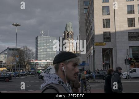 Berlin, Deutschland. 27. April 2023. Das Leben in Berlin floriert weiter, wenn Einwohner und Touristen am 27. April 2023 an den Geschäften und Restaurants in der Nähe des Breitscheidplatzes vorbeischlendern. Trotz anhaltender Herausforderungen wie der Energiekrise hat sich die deutsche Wirtschaft als anpassungsfähig und widerstandsfähig erwiesen. Infolgedessen hat die Bundesregierung ihre Wachstumsprognose nach oben korrigiert und prognostiziert nun einen Anstieg des Bruttoinlandsprodukts um 0,4% für das Jahr gegenüber der Schätzung von 0,2% im Januar. (Foto: Michael Kuenne/PRESSCOV/Sipa USA) Guthaben: SIPA USA/Alamy Live News Stockfoto