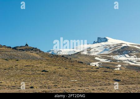 Schneebedeckter Berg. Veleta Gipfel in Sierra Nevada. Stockfoto