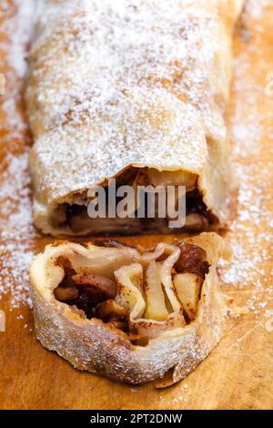 apfelstrudel auf Holzbrett Stockfoto