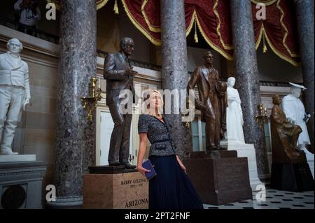 Washington, Vereinigte Staaten. 27. April 2023. Paris Hilton hält während eines Besuchs des US Capitol in Washington, DC, am Donnerstag, den 27. April, für Fotografen in der Statuary Hall. 2023. Kredit: Rod Lamkey/CNP/dpa/Alamy Live News Stockfoto