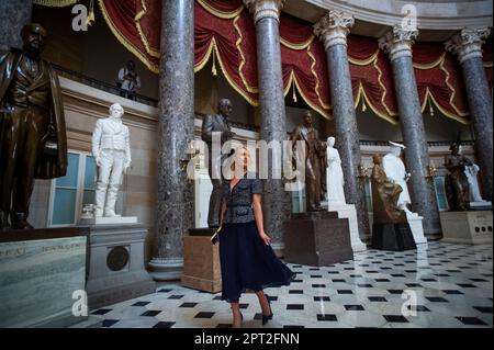 Washington, Vereinigte Staaten. 27. April 2023. Paris Hilton hält während eines Besuchs des US Capitol in Washington, DC, am Donnerstag, den 27. April, für Fotografen in der Statuary Hall. 2023. Kredit: Rod Lamkey/CNP/dpa/Alamy Live News Stockfoto