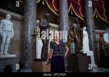 Washington, Vereinigte Staaten. 27. April 2023. Paris Hilton hält während eines Besuchs des US Capitol in Washington, DC, am Donnerstag, den 27. April, für Fotografen in der Statuary Hall. 2023. Kredit: Rod Lamkey/CNP/dpa/Alamy Live News Stockfoto