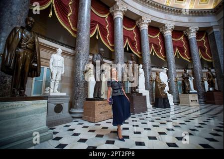 Washington, Vereinigte Staaten. 27. April 2023. Paris Hilton hält während eines Besuchs des US Capitol in Washington, DC, am Donnerstag, den 27. April, für Fotografen in der Statuary Hall. 2023. Kredit: Rod Lamkey/CNP/dpa/Alamy Live News Stockfoto