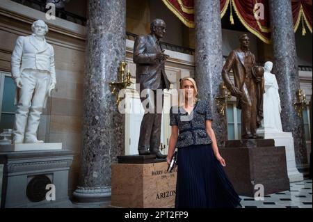 Washington, Vereinigte Staaten. 27. April 2023. Paris Hilton hält während eines Besuchs des US Capitol in Washington, DC, am Donnerstag, den 27. April, für Fotografen in der Statuary Hall. 2023. Kredit: Rod Lamkey/CNP/dpa/Alamy Live News Stockfoto