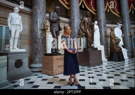 Washington, Vereinigte Staaten. 27. April 2023. Paris Hilton hält während eines Besuchs des US Capitol in Washington, DC, am Donnerstag, den 27. April, für Fotografen in der Statuary Hall. 2023. Kredit: Rod Lamkey/CNP/dpa/Alamy Live News Stockfoto