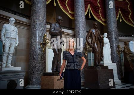 Washington, Vereinigte Staaten. 27. April 2023. Paris Hilton hält während eines Besuchs des US Capitol in Washington, DC, am Donnerstag, den 27. April, für Fotografen in der Statuary Hall. 2023. Kredit: Rod Lamkey/CNP/dpa/Alamy Live News Stockfoto