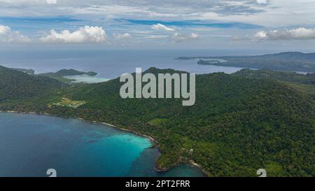 Luftdrohne der Küste der Insel Weh mit Buchten und Lagunen. Tropische Landschaft. Aceh, Indonesien. Stockfoto