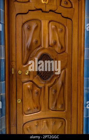 Dekorative Details aus Holz und Metall an einer Wohnungstür in Casa Batlló (Barcelona, Katalonien, Spanien) ESP: Detalles decorativos de madera y Metal Stockfoto