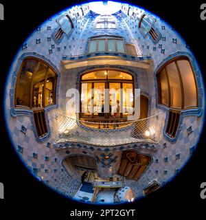 Blick auf die Fischaugen auf den Innenhof der Casa Batlló, dekoriert mit einem von Gaudí entworfenen Mosaik von Blau bis Weiß. Barcelona Katalonien Spanien Stockfoto