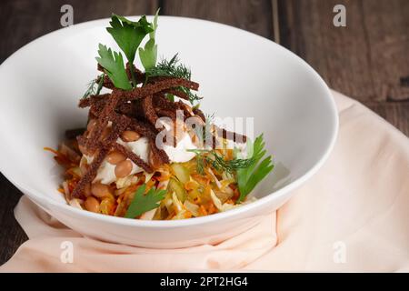 Authentische Salat mit Bohnen, Kohl und Gewürzgurken Stockfoto