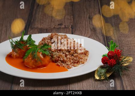 Buchweizengrütze und Frikadellen Stockfoto