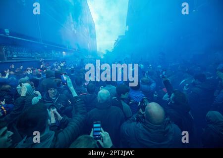 Liverpool, Großbritannien. 27. April 2023. Everton-Fans warten auf den Teambus vor dem Premier League-Spiel Everton gegen Newcastle United im Goodison Park, Liverpool, Großbritannien, am 27. April 2023 (Foto von Craig Thomas/News Images) in Liverpool, Großbritannien, am 4./27. April 2023. (Foto: Craig Thomas/News Images/Sipa USA) Guthaben: SIPA USA/Alamy Live News Stockfoto