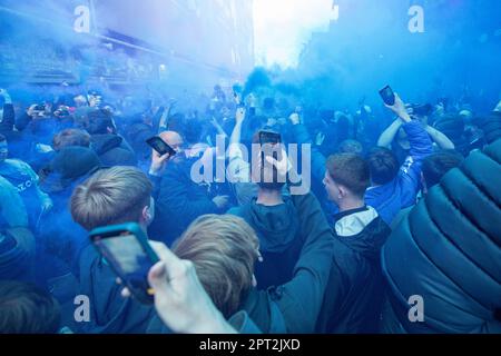 Liverpool, Großbritannien. 27. April 2023. Everton-Fans warten auf den Teambus vor dem Premier League-Spiel Everton gegen Newcastle United im Goodison Park, Liverpool, Großbritannien, am 27. April 2023 (Foto von Craig Thomas/News Images) in Liverpool, Großbritannien, am 4./27. April 2023. (Foto: Craig Thomas/News Images/Sipa USA) Guthaben: SIPA USA/Alamy Live News Stockfoto