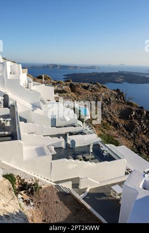 Imergovigli, Santorini, Griechenland - 29. Juni 2021: Weiß getünchte Häuser mit Terrassen und Pools und einer schönen Aussicht in Imerovigli auf der Insel Santorini, GRE Stockfoto