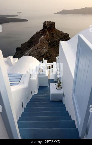 Schmale Steintreppen, ein traditionelles Stück Architektur auf der Insel Santorini. Griechenland Stockfoto