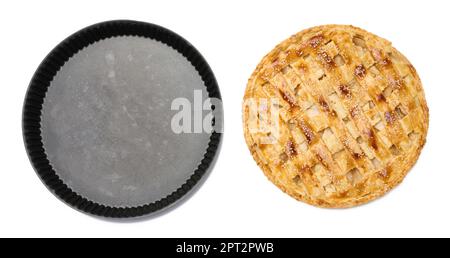 Runde gebackene Apfelkuchen und Antihaftblech, weißer isolierter Hintergrund. Blick von oben Stockfoto