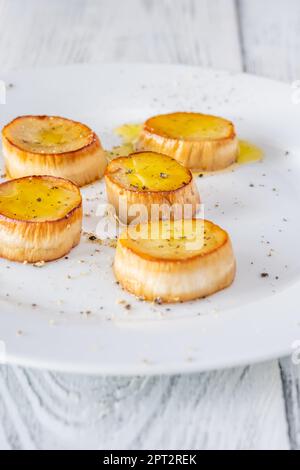 Königsausternpilz Jakobsmuscheln auf dem weißen Teller Stockfoto