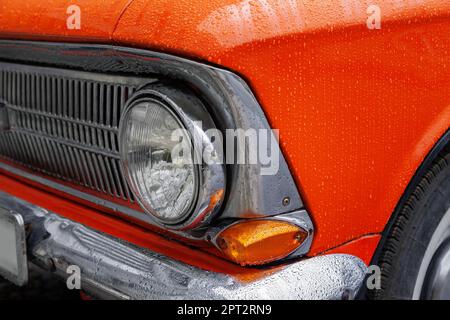 Vorderseite des orangefarbenen Retro-Wagens, Nahaufnahme Stockfoto