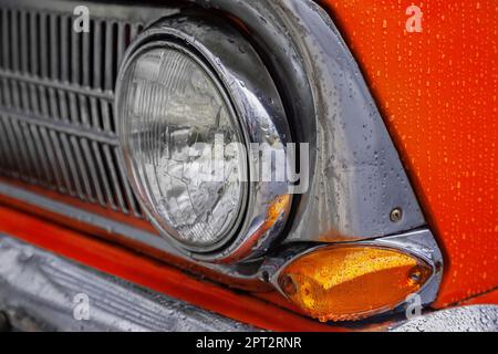 Vorderseite des orangefarbenen Retro-Wagens, Nahaufnahme Stockfoto