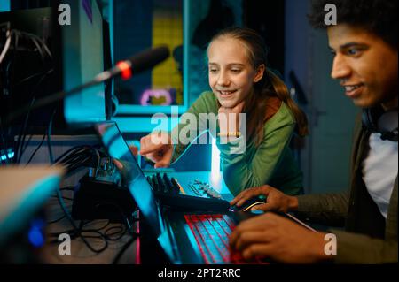 Tonproduzent mischt Titel mit einem Kind im Aufnahmestudio Stockfoto