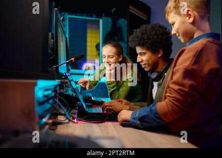 Tonproduzent und Kinderband mischen sich im Aufnahmestudio Stockfoto