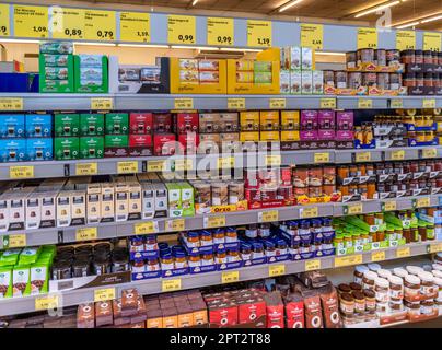 Turin, Italien - 27. April 2023: Packungen mit Kaffee, Gerste, Kaffeekapseln, Teebeuteln, Kräutertees und Marmeladen auf Regalen zum Verkauf in italienischem Vorraum Stockfoto