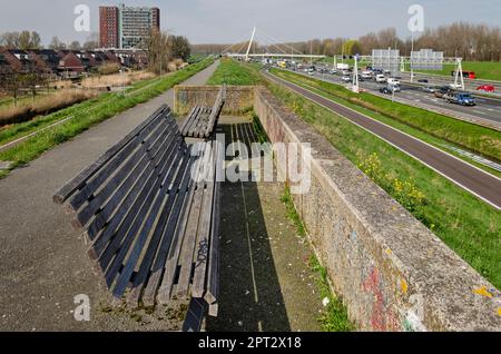 Rotterdam, Niederlande, 5. April 2023: Holzbank auf der Schallmauer mit guter Sicht auf den Verkehr auf der Autobahn A16 Stockfoto