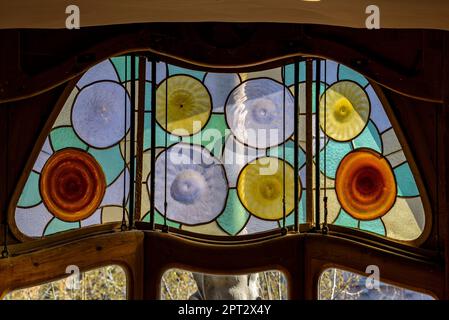 Originale modernistische Buntglasfenster, entworfen von Antoni Gaudí auf der zweiten Etage der Casa Batlló (Barcelona, Katalonien, Spanien) Stockfoto