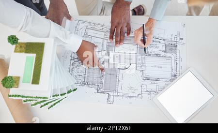 Draufsicht, Teamwork und Architekten praktizieren Blueprint, Modell oder Gebäude, Architektur oder Bauprojekt. Team-, Ingenieur- und Gruppenplanung Stockfoto