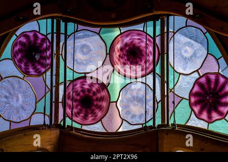 Originale modernistische Buntglasfenster, entworfen von Antoni Gaudí auf der zweiten Etage der Casa Batlló (Barcelona, Katalonien, Spanien) Stockfoto