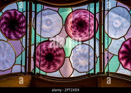 Originale modernistische Buntglasfenster, entworfen von Antoni Gaudí auf der zweiten Etage der Casa Batlló (Barcelona, Katalonien, Spanien) Stockfoto