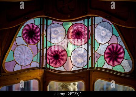 Originale modernistische Buntglasfenster, entworfen von Antoni Gaudí auf der zweiten Etage der Casa Batlló (Barcelona, Katalonien, Spanien) Stockfoto