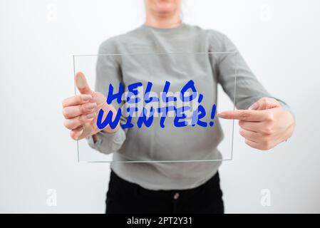 Konzeptionelle Überschrift Hallo, Winter, Begrüßung von Geschäftsideen, die verwendet wird, wenn die kalte Jahreszeit vergeht Stockfoto