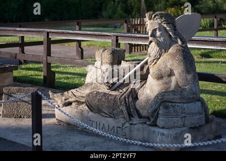 GLOUCESTERSHIRE, Großbritannien - 04. JULI 2008: Statue des alten Vaters Themse neben der Themse bei St John's Lock in der Nähe von Lechlade Stockfoto