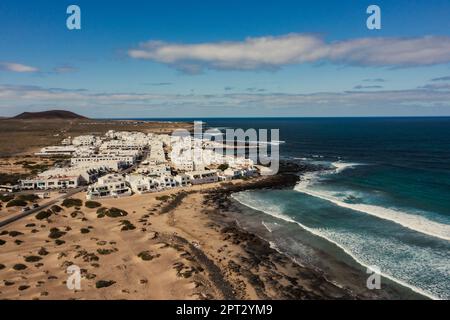 Landschaftspanorama von La Caleta de Famara und Feuerberg, Lanzarote, Lanzarote, die Kanarischen Inseln, Spanien Stockfoto