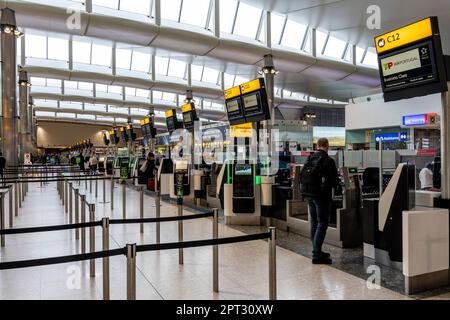 Air Portugal (TAP) Check-in, Terminal 2 (The Queen's Terminal) Flughafen Heathrow, London, Großbritannien. Stockfoto
