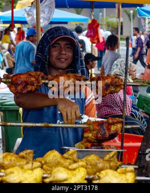 Hawker-Stand, der Hähnchengerichte für den Ramadan auf einem Markt in der Nähe von Kuala Lumpur, Malaysia, herstellt Stockfoto