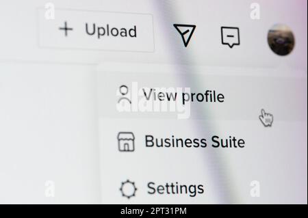 New york, USA - 25. April 2023: Profil in der TikTokon-Laptop-Nahansicht anzeigen Stockfoto